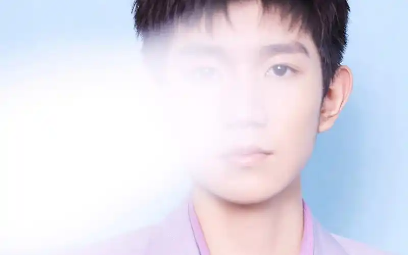 王源粉色西服帅气图片桌面壁纸