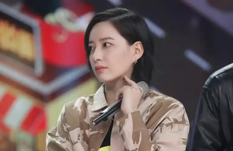 万茜和李斯丹妮的动作引起热议,网友:直女卖姬不好吧