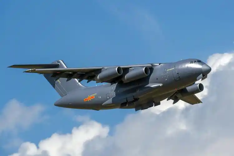 运-20高分辨率海报,展现战略运输机的细节与技术,制造业的进步