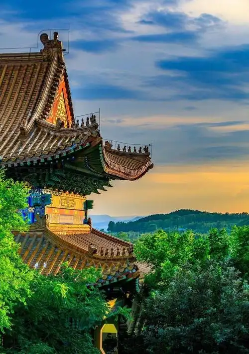 它号称"长白山下第一寺",建有东北第一露天大佛,堪称世界最高