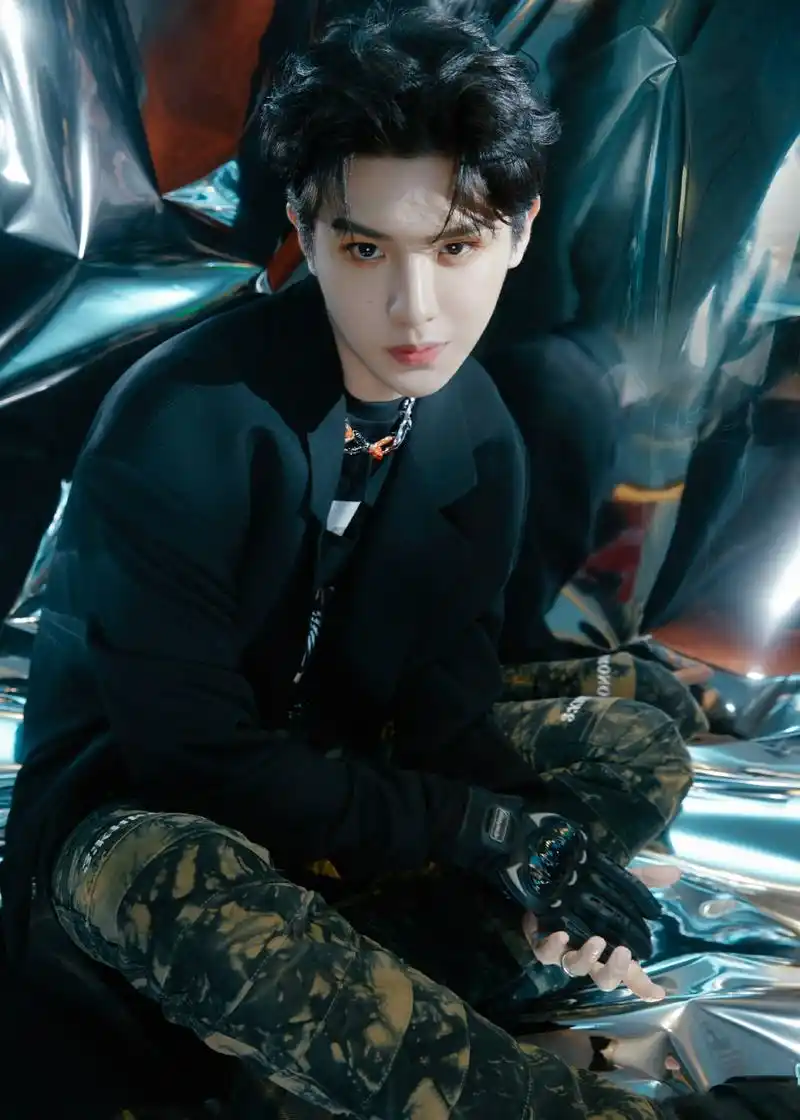 黄明昊《金曲青春》造型图来啦这套暗黑系look搭配眼妆也太绝了吧[赞]