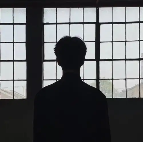 范丞丞绿洲更新第12张背影照 不按常理出牌的臭小孩这次连背影都看不