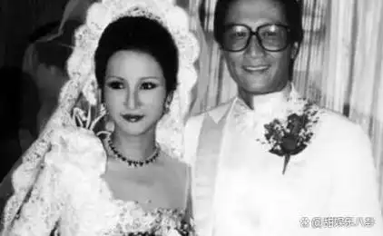 谢霆锋回香港出席首映礼,狄波拉戴红发箍现身,72岁打扮仍像少女