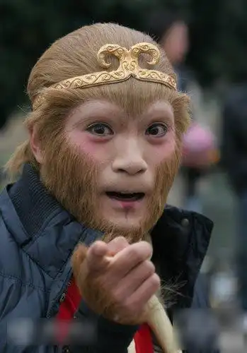 "悟空"爱和美女搭讪每次见到孙悟空的扮演者费洋,总是能捕捉到他与