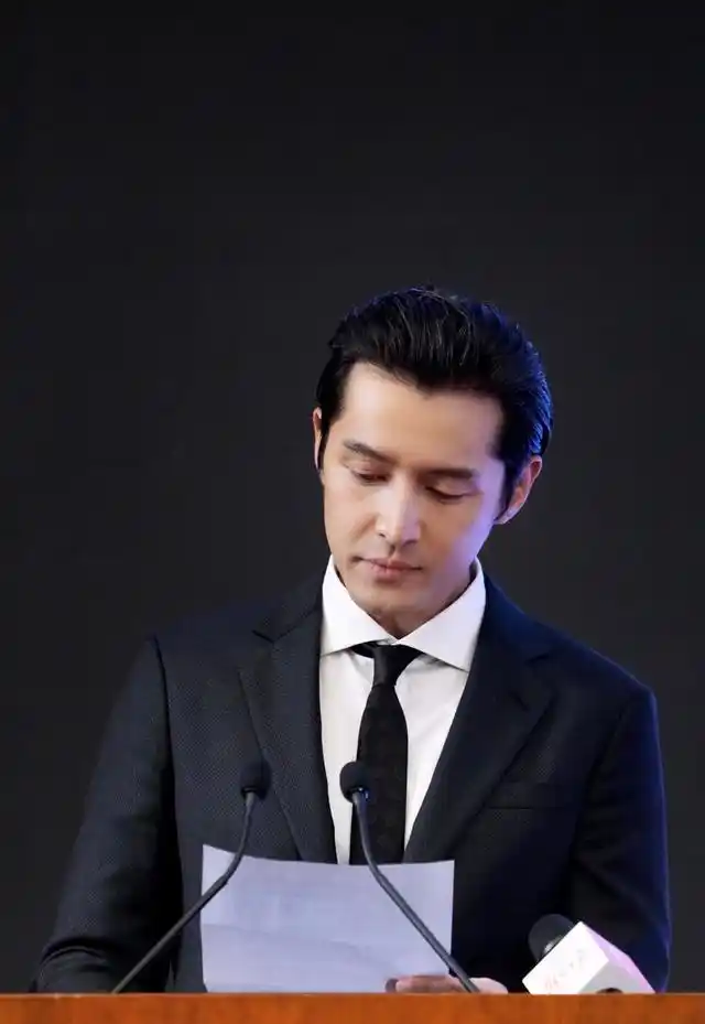 原创胡歌西装造型大秀熟男魅力复古背头内敛迷人帅气值直线飙升