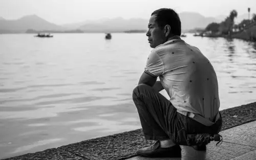 西湖边的中年男子