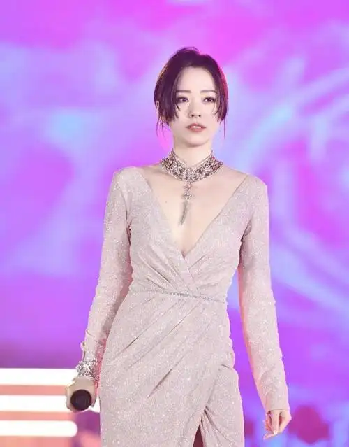 张靓颖逼婚大19岁渣男为爱打乳环却被骗走6亿身家