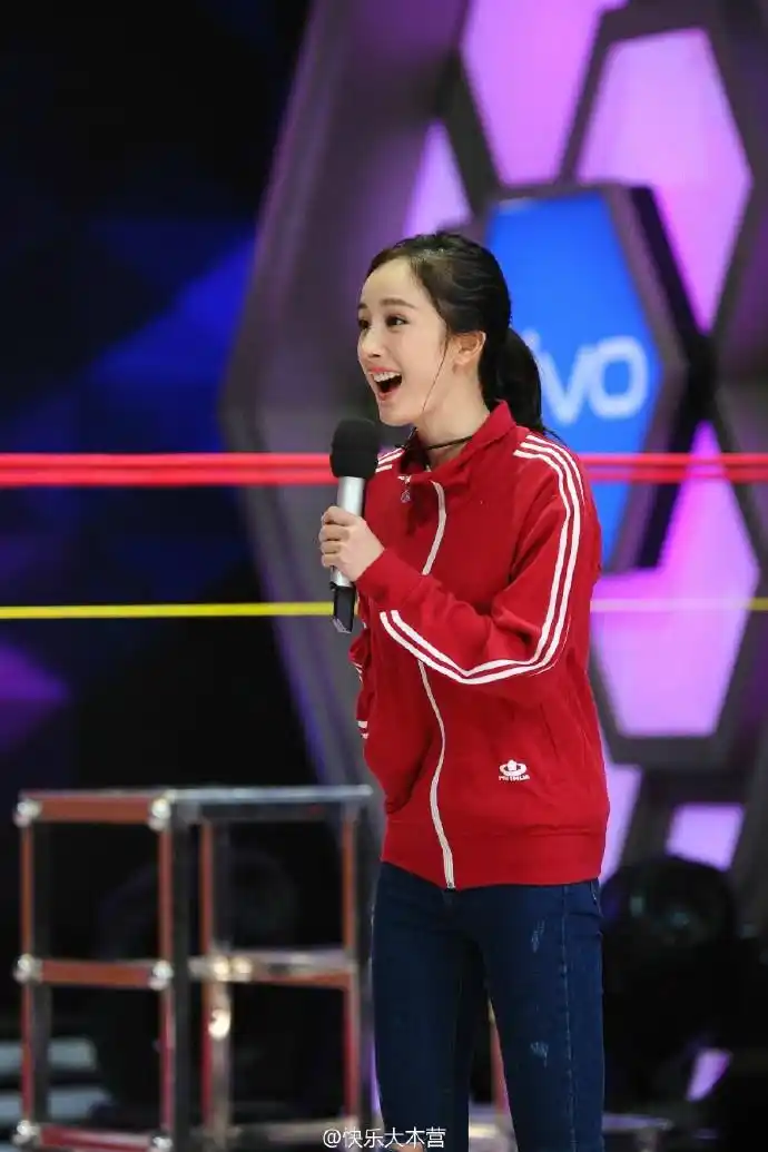 杨幂《快乐大本营》的4个造型,图2清新减龄,图4让人挪不开眼睛