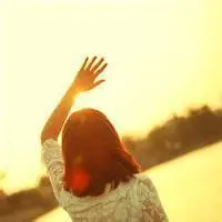 背着挥手再见图片头像经典唯美的伤感挥手再见背影图片头像