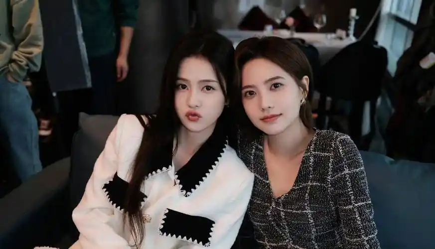 明星时尚穿搭杨紫蓝色小香风套装造型,白鹿抹胸长裙造型_风格_邢菲