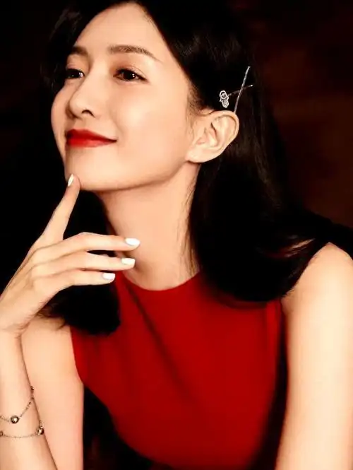 展现了胡歌与江疏影间的亲昵瞬间,那一刻,似乎整个青春时代的绚烂都