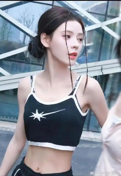 必须承认,这几张图是最能体现出张予曦的绝美脸蛋儿和身材的,以后就照