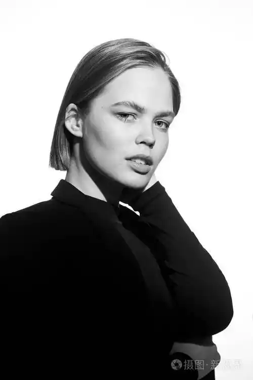时尚的黑白写真美女模特孤立的白色背景史诗般的光影