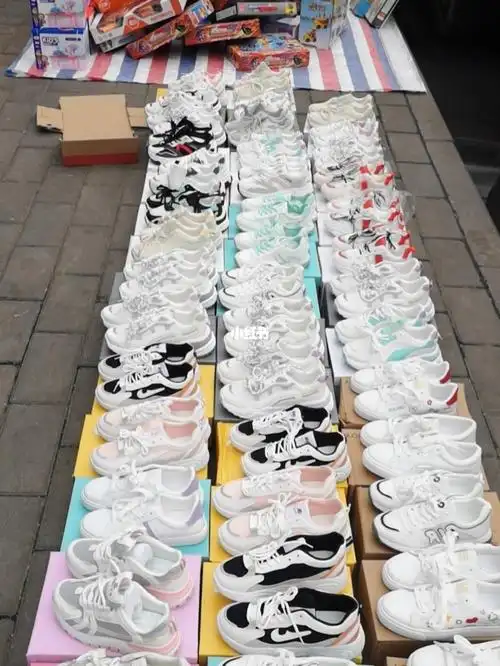 兼职摆地摊第一天,收入150 _兼职_美食_时尚_鞋靴