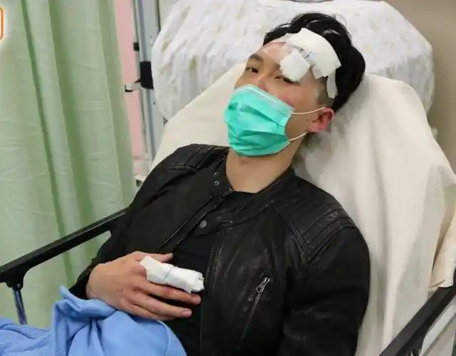 王浩信左额和眼皮匀贴上纱布,右手食指也包扎好,他说:"头还有点痛