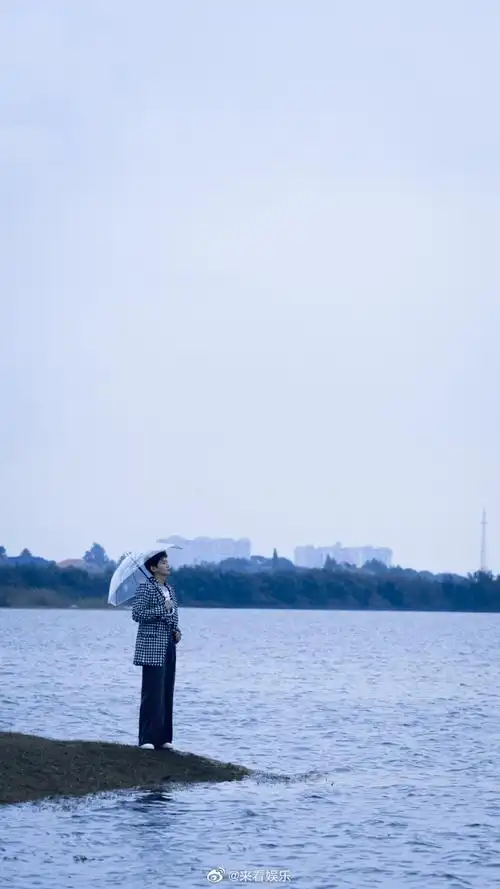 白敬亭夏日毕业歌会撑伞海报#白敬亭夏日雨中撑伞氛围感满满!
