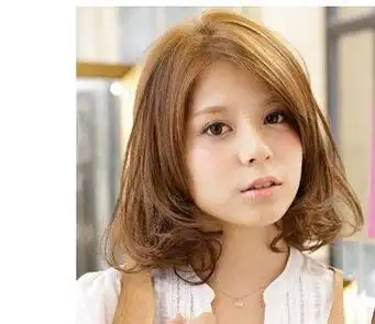 胖脸的女生,把头发设计成了一款齐刘海的齐肩风格的梨花头发型,头发看