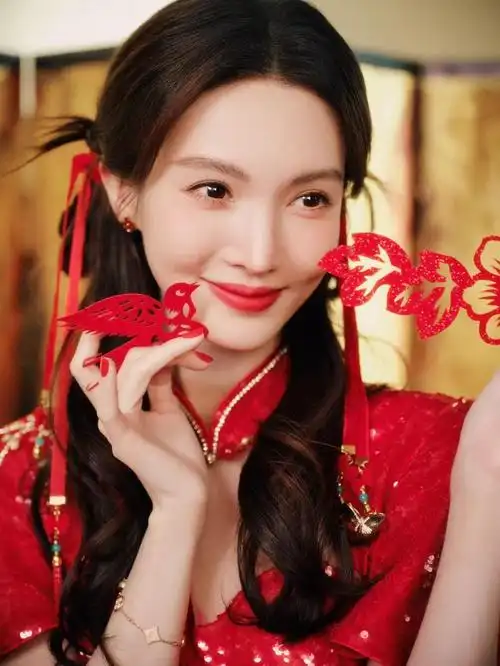 金晨红裙造型勾勒傲人曲线,传统元素邂逅时尚,优雅出圈