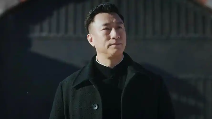 电视剧新世界# 局气的金海@孙红雷 把好容易讨回来的金条给铁林4