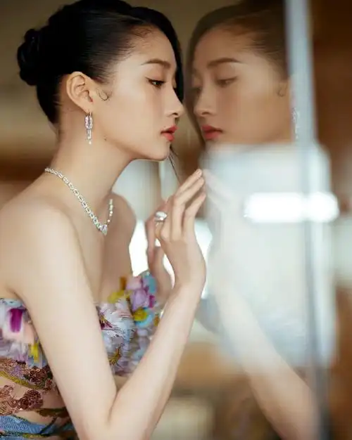 组图:关晓彤飞天奖红毯造型曝光 花朵仙女裙仙气飘飘_影视资讯-云镜