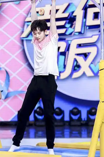 又瘦又白董子健快本少年感满满瘦30斤标准示范身轻如燕