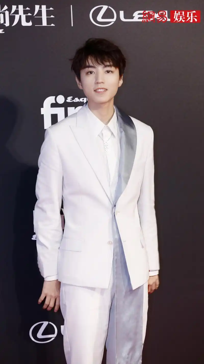 王俊凯身穿白色拼接飘带西装现身mahb时尚先生盛典 ,儒雅绅士今天是