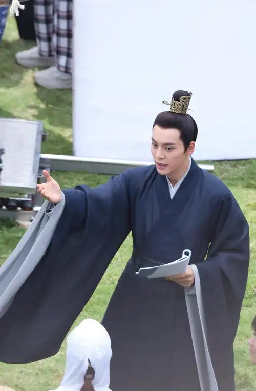 陈伟霆新剧剧照,落泪情绪感海报!好有感觉的说!__财经头条