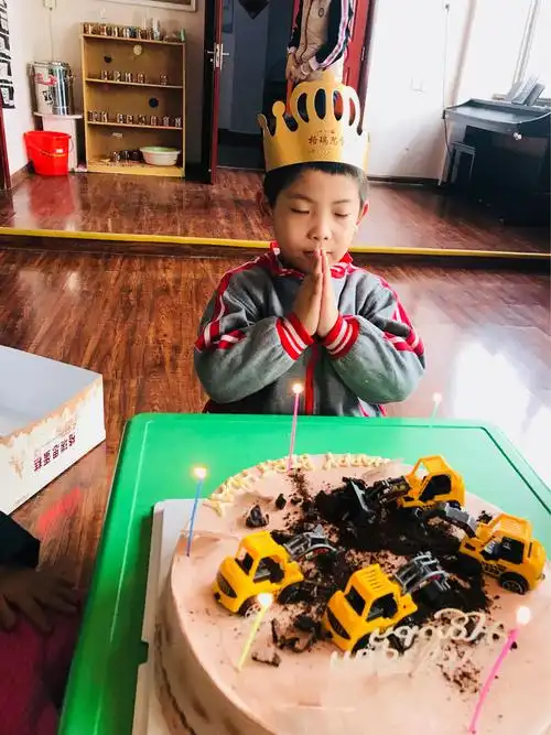 下午给智硕过生日,生日蛋糕是小男生特别喜欢的,上面有四辆挖掘机,看