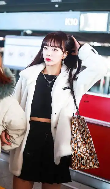 孔雪儿# 青春有你2人气选手孔雪儿和马伯骞. 来自圈内芒果捞 - 尾博