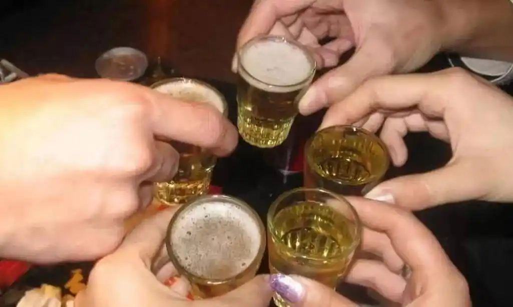 为什么喝酒要碰杯?——酒巷飘香,喝就心动