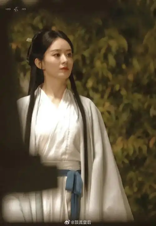 不爱展示女明星完美的身材曲线,戏服宽大不显身形,得赵丽颖这种特别