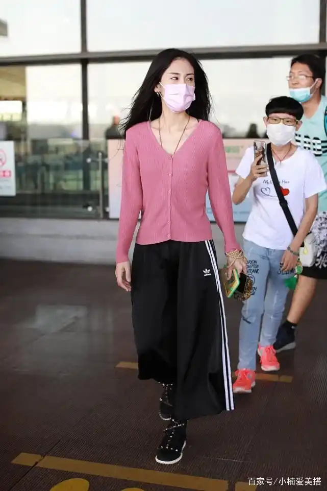 张碧晨也太瘦了点,穿着收腰的牛仔衣勒出"沙漏"身材,但不难受