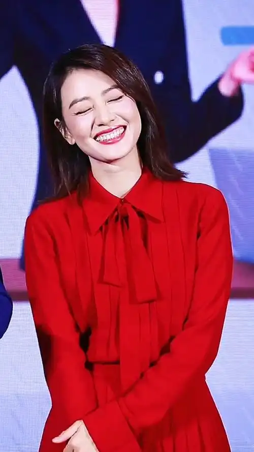 娱乐圈明星大侦探不老女神高圆圆笑起来没有眼睛了