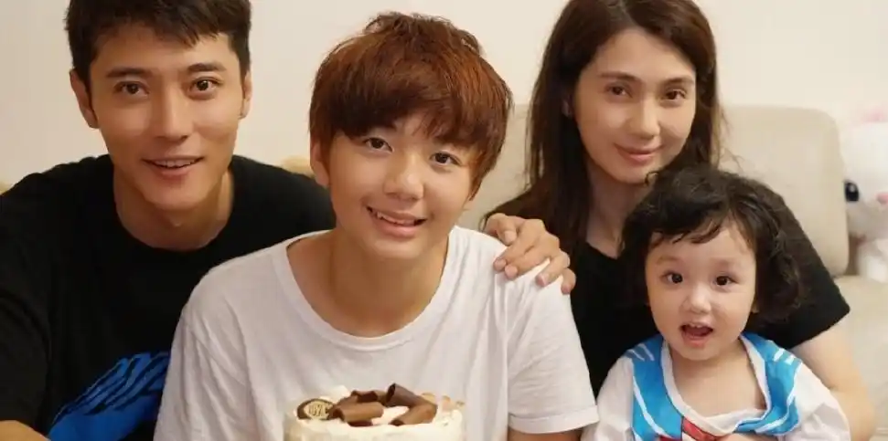 上个月底去香港看爱豆演唱会,撞见洪欣,牵着她女儿,我以为就是三