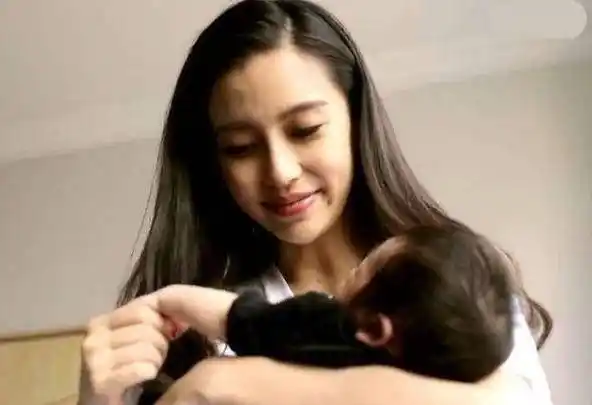 原创angelababy陪伴小海绵看电影两人同框画面超温馨素颜出镜显憔悴