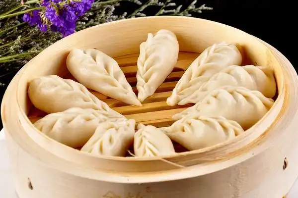 这种蒸饺顾名思义,是在笼屉上面蒸制的一种特色饺子,花型很漂亮,很