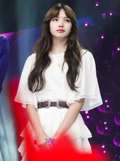 lisa白色连衣裙太仙了,长腿蛮腰遮不住,难怪坤坤都挪不开眼睛_蔡徐坤