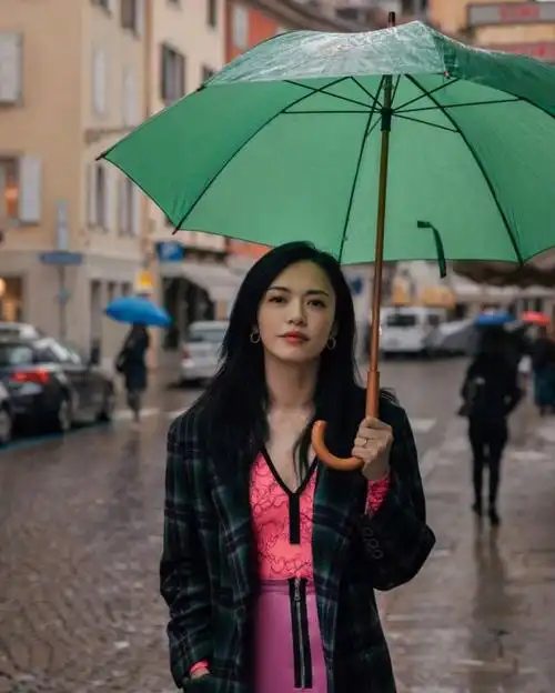 美人撑伞不胜惊艳:姚晨宋佳霸气,杨幂输的最惨,被倪妮美哭