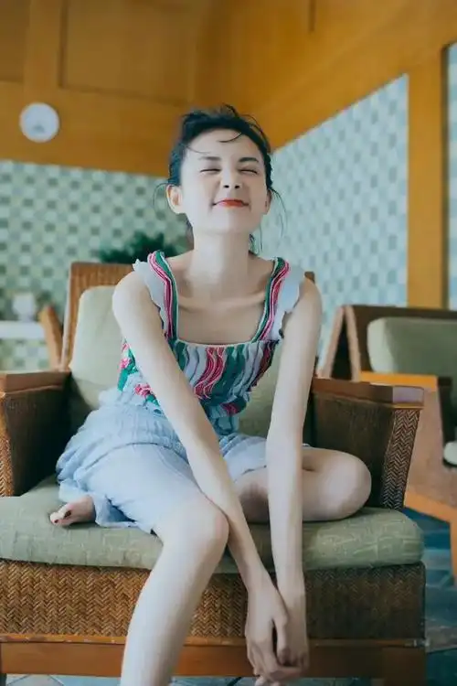 34岁的李一桐裸足性感美腿引起轰动完美展示娇小玲珑身材妩媚妖娆