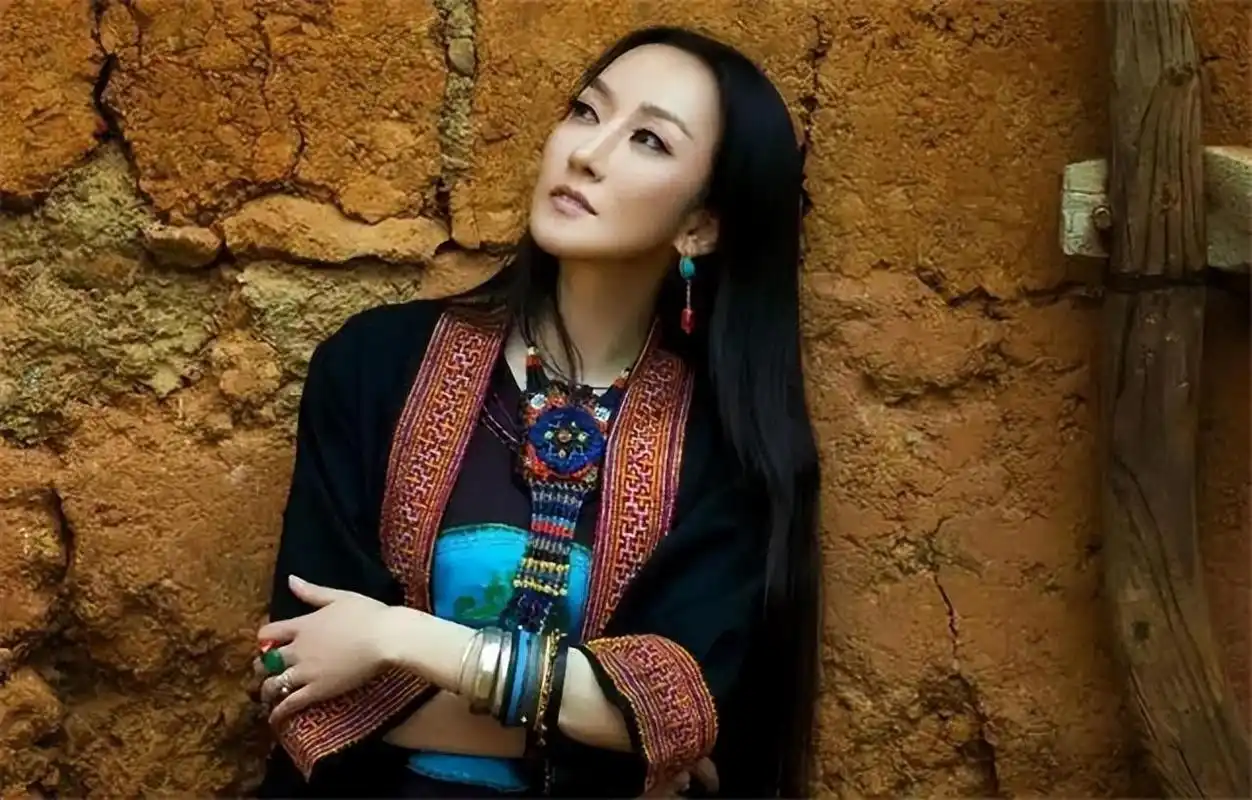 萨顶顶近照,和老公见面90分钟就闪婚,现在过上了豪门阔太的生活