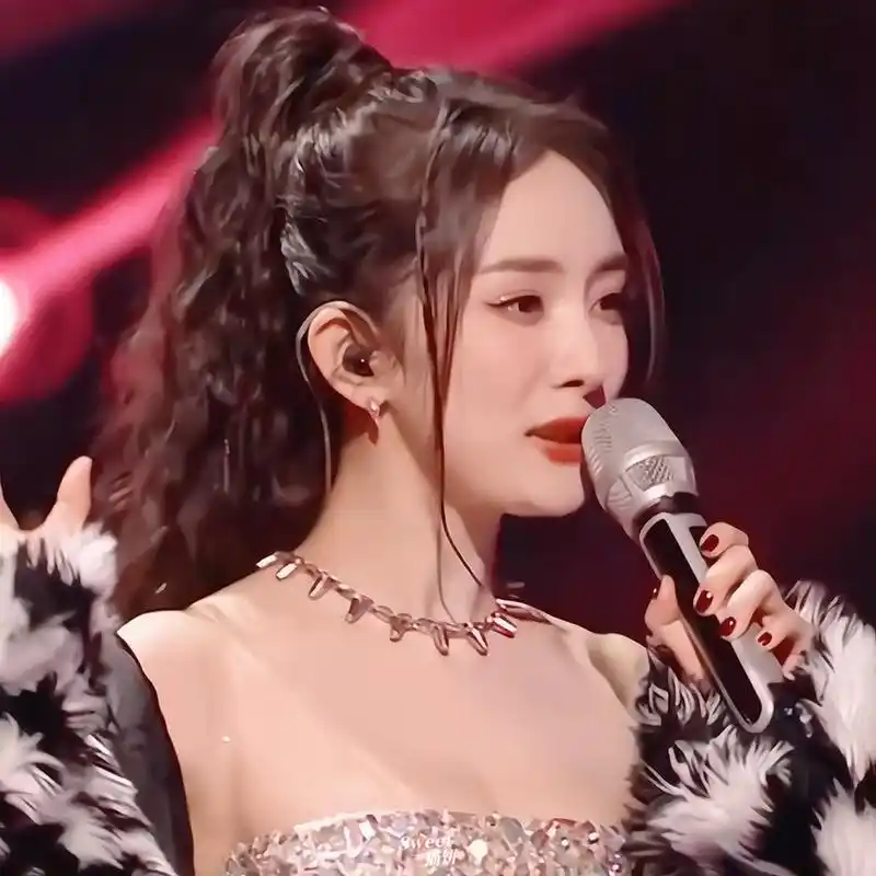 湖南卫视跨年晚会,杨幂演唱了《你怎么这么好看》和《月亮代表我敌哪