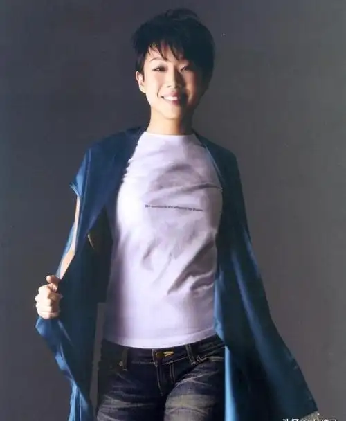 1982 年,林忆莲的同学,一个很漂亮,很傲娇的女生,拉着林忆莲去电台考