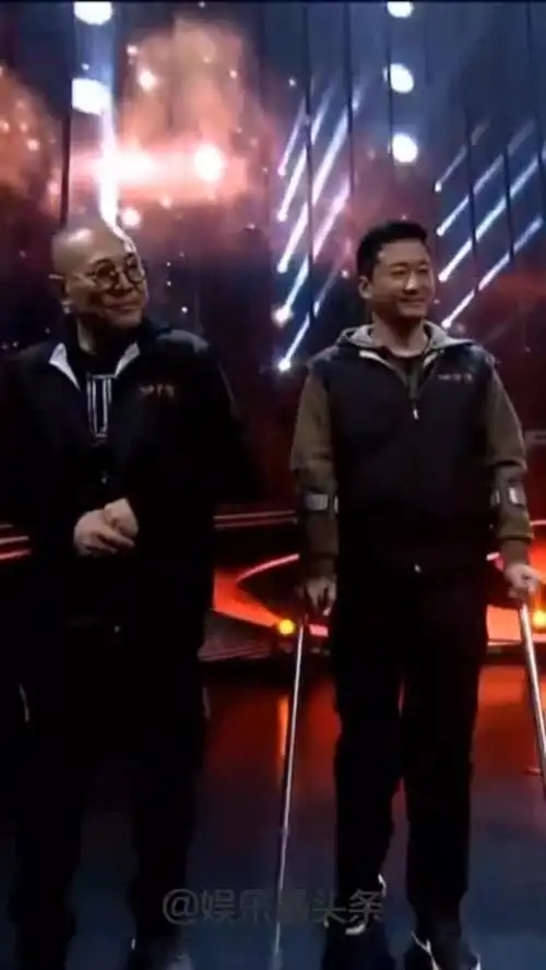 吴京和师兄李连杰同时出席,因为拍戏成为三级残疾拄着拐杖走路!