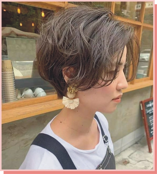 烫型不烫卷是流行短发烫发的技术核心,短波波烫发的重点是发梢的c卷