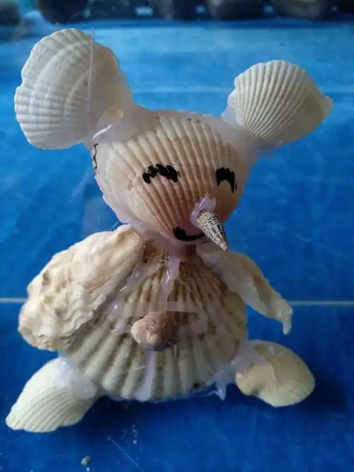 孩子们用海边的贝壳制成一件件手工制品!