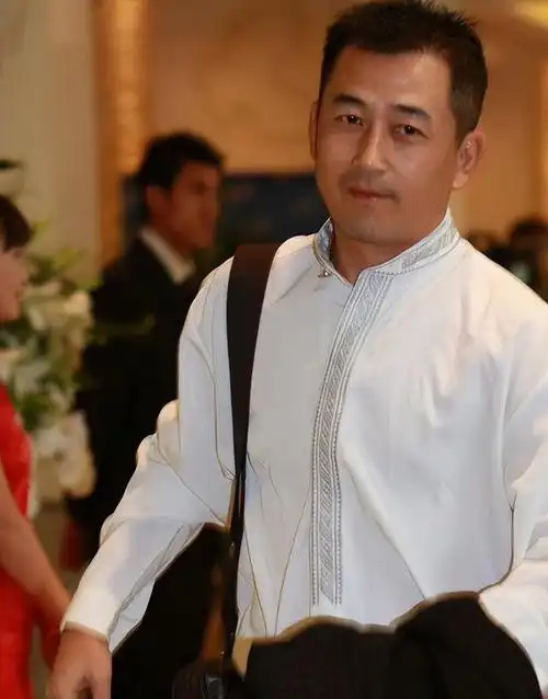 王志飞和张歆艺相恋7年,分手后转身娶小15岁娇妻今,婚姻状况如