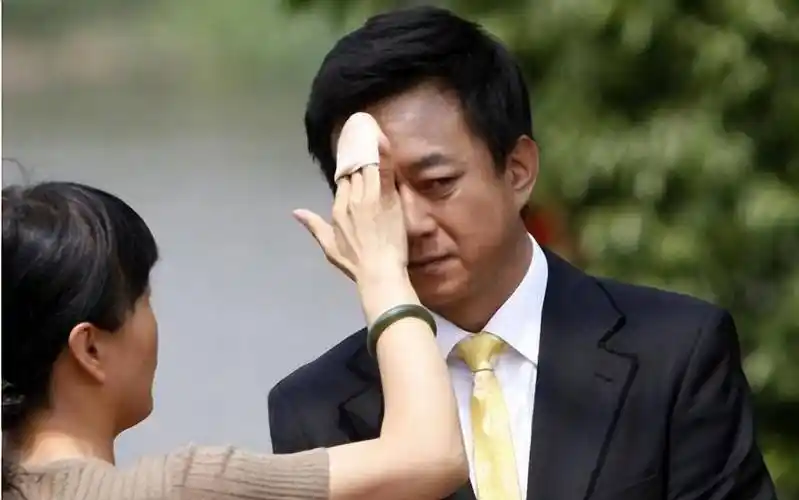 嫁70岁老头,被曝"四个老公",主持人的谣言比明星还离谱_张蕾_朱军_李