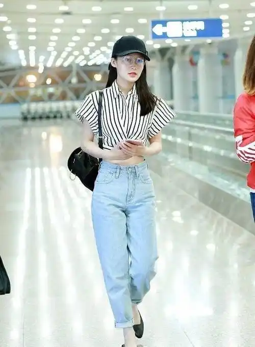 李沁戴棒球帽现身机场一袭条纹衬衫配牛仔裤秀小蛮腰美的清纯_薛宝钗