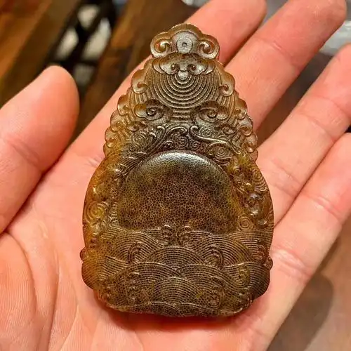 10,犀牛角区分其它牛角的另一个显著特征,就是犀牛角(亚犀非犀都具有)