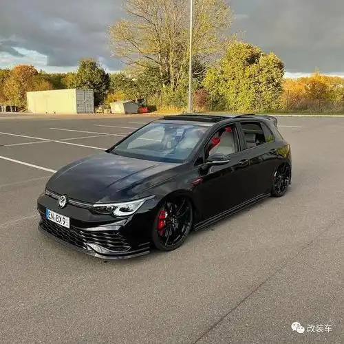 今天给大家带来的这台8代大众高尔夫gti,就是这种不走寻常路的改装